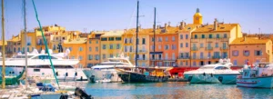 Le port de Saint-Tropez avec ses yachts et façades colorées au cœur du Golfe de Saint-Tropez