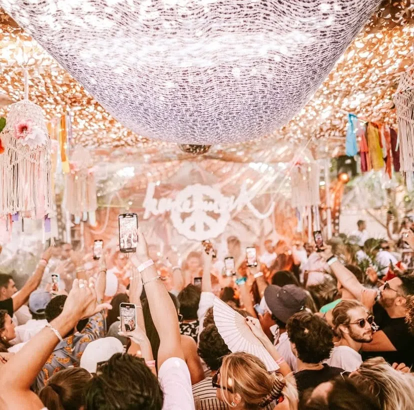 Ambiance festive dans un beach club de la plage de Pampelonne, près de Saint-Tropez