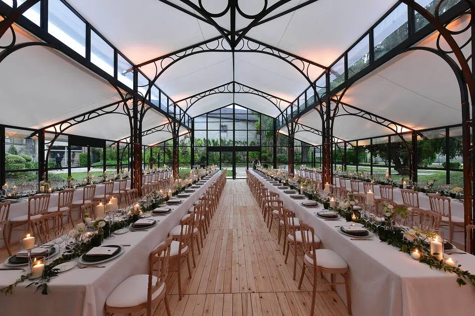 Réception élégante sous une verrière pour un événement privé organisé par une conciergerie