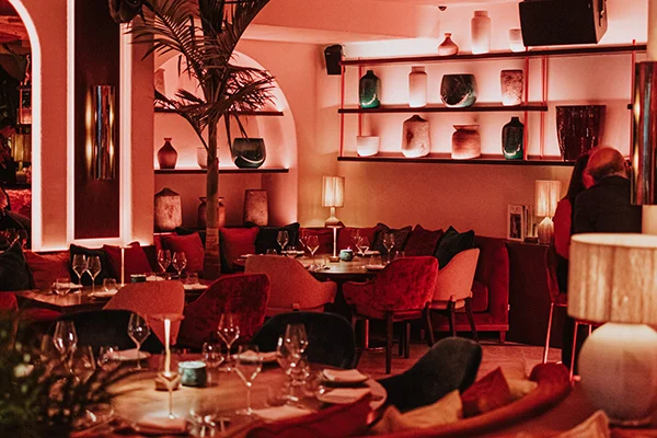 Restaurant NAO à Saint-Tropez, ambiance élégante et cuisine raffinée
