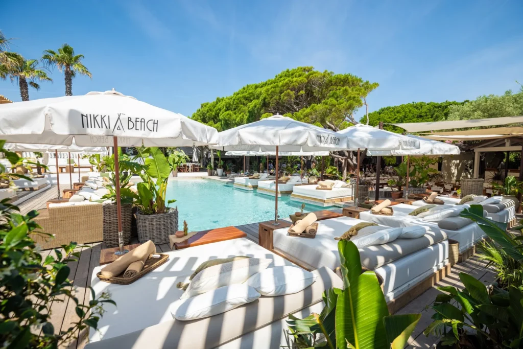 Nikki Beach Saint-Tropez, beach club emblématique sur la plage de Pampelonne