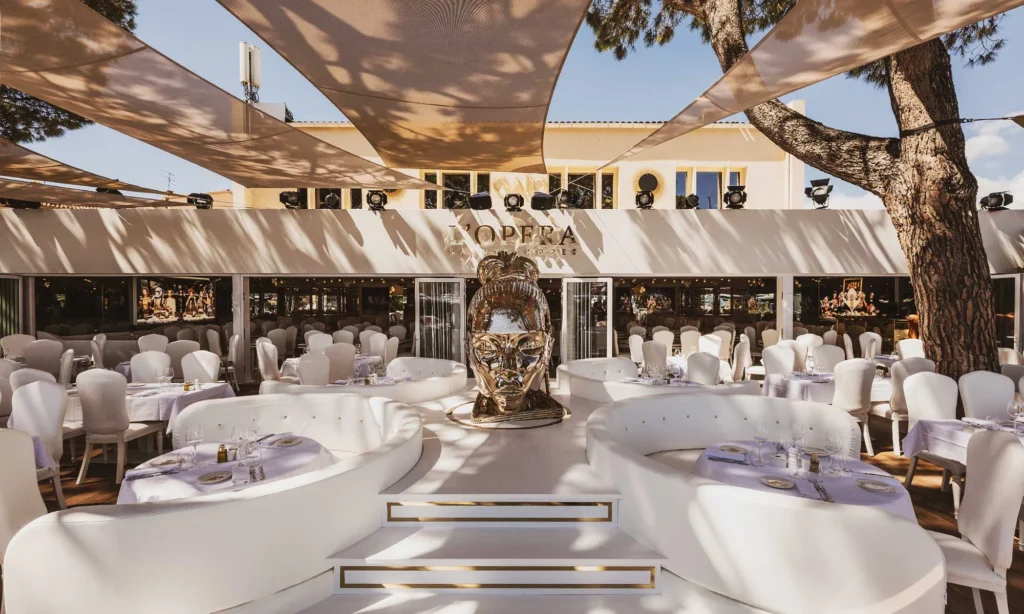 L’Opéra Saint-Tropez, restaurant et club emblématique du centre de Saint-Tropez
