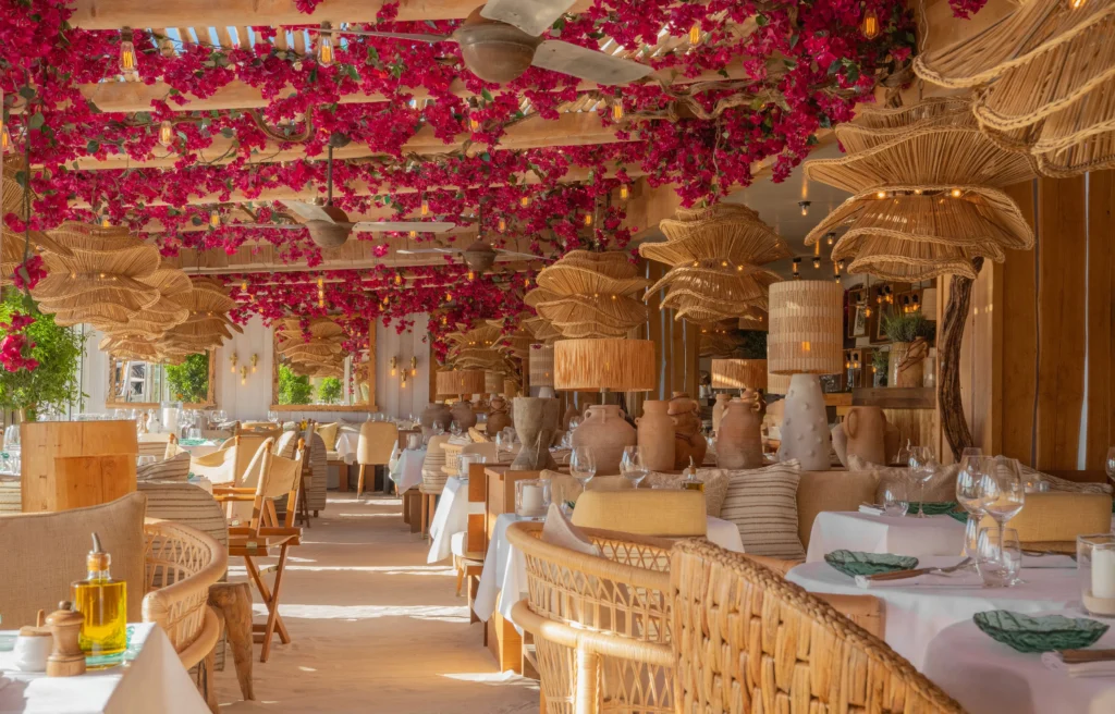 Restaurant élégant à Saint-Tropez, décor raffiné et ambiance méditerranéenne