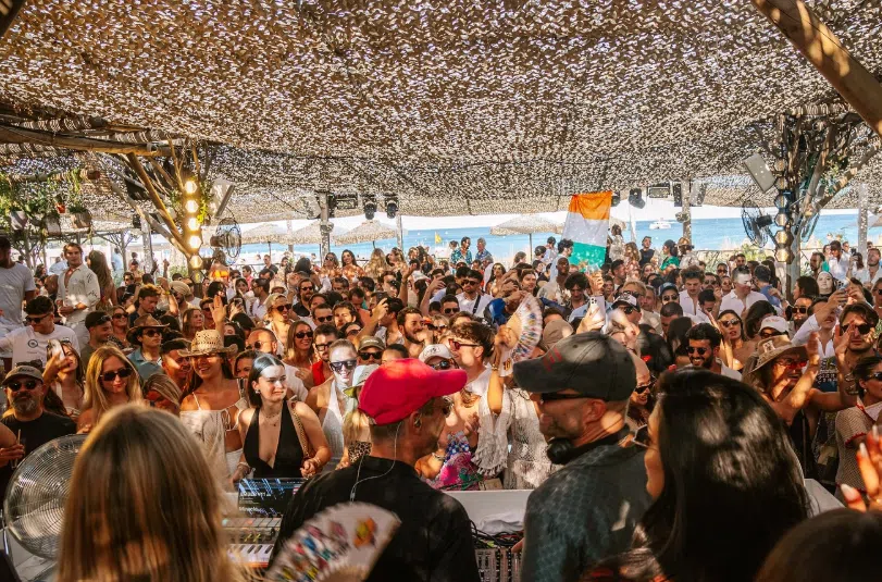 Shellona, beach club festif sur la plage de Pampelonne à Saint-Tropez