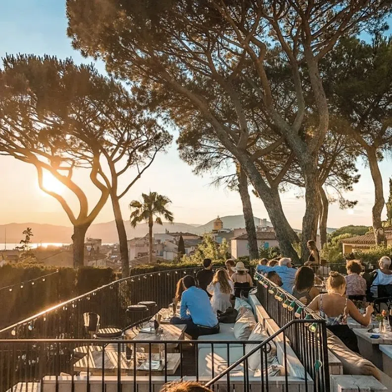 TIGrr Saint-Tropez, restaurant et bar avec vue panoramique au coucher du soleil