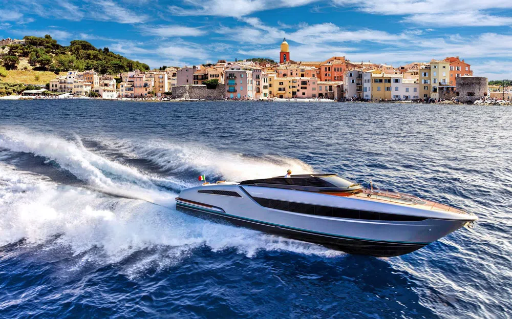 Bateau de luxe naviguant devant Saint-Tropez dans le Golfe de Saint-Tropez