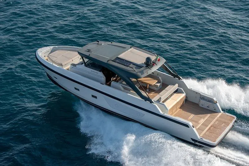 Bateau de luxe en navigation dans le Golfe de Saint-Tropez