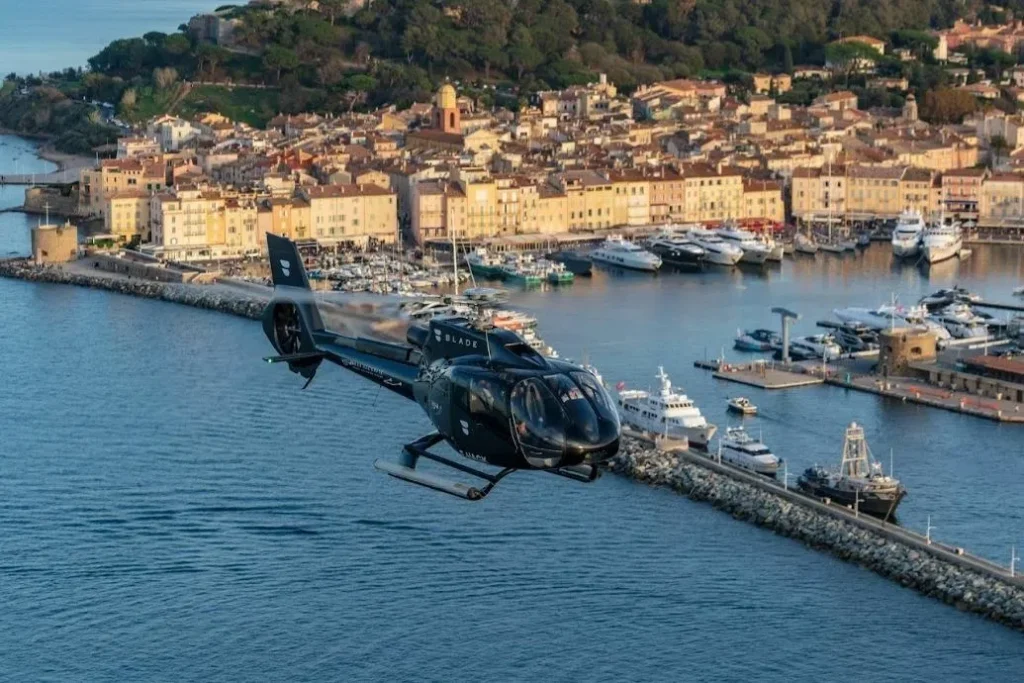 Hélicoptère survolant le port de Saint-Tropez dans le Golfe de Saint-Tropez