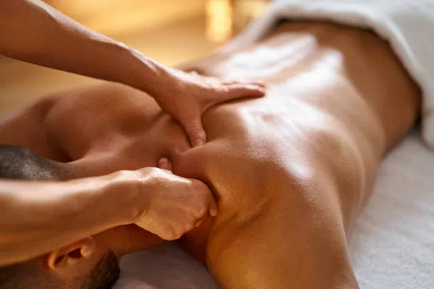 Massage relaxant réalisé par un professionnel dans le cadre d’un service de conciergerie